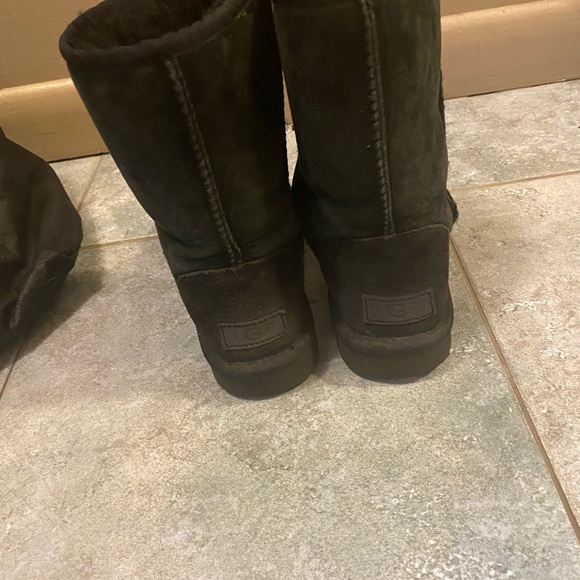 UGGS - Picture 2 of 5